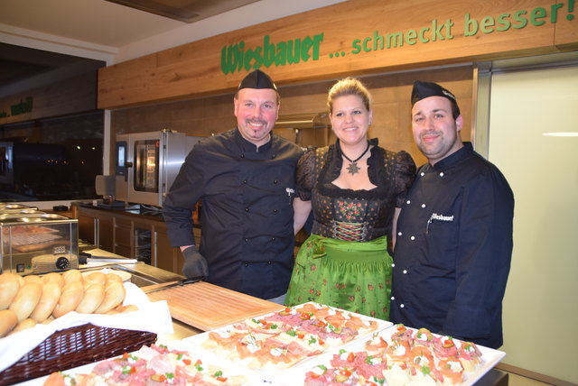 "Henne im Korb": Sylvia Pfiel mit Andreas Zechbauer und Niklas Reinberger. | Foto: Zeiler