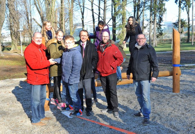 Zum Lernen der ersten Slackline-Bewegungen bestens geeignet: Die neue Anlage mit Fallschutz im Hammerpark. | Foto: Josef Vorlaufer