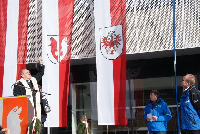Pfarrer Christoph Giewald erteilte im Rahmen der Festreden dem Seilbahncenter seinen Segen.