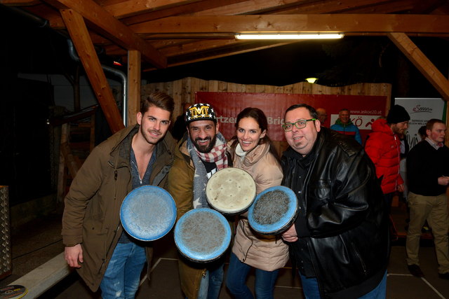 Das bz-Promiteam: "Mr. Vienna" Patrick Kunst, Thaiboxer Fadi Merza, "Miss Austria" 2003 Tanja Duhovich und bz-Society-Reporter Thomas Netopilik (v.l.). | Foto: Spitzauer