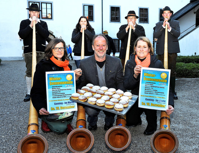 Thomas Czihak mit Gertraud Ergott (l.) und Katharina Fallmann (r.) von "inwendig woarm". | Foto: Franz Crepaz