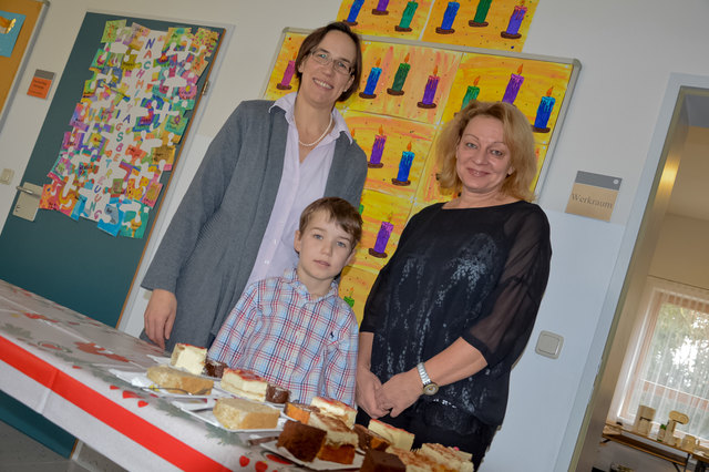Eltervereinsobfrau Christina Leuthner mit Sohn Felix und Direktorin Gerlinde Weber.