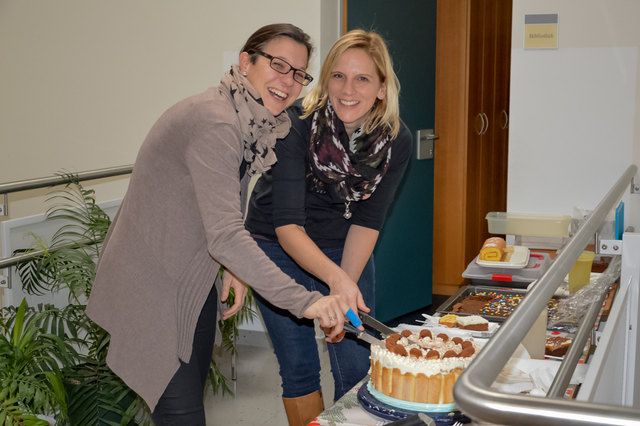 Die Torte angeschnitten: Marion Neudorfer mit Barbara Kiener.