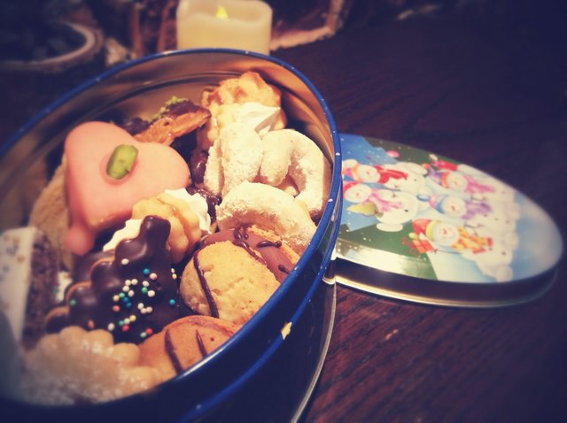 250 g Weihnachtsbäckerei in der Snowman-Dose