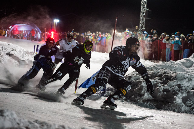 Die Athleten rasen auf Schlittschuhen den Eiskanal hinunter. | Foto: Mark Roe