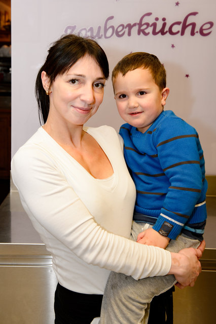 Junior-Chefin des Traditionslokals Verena Orasch-Wiltsche mit ihrem kleinen Maxi
