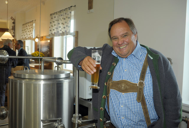 Der Unternehmer Wolfgang Stix ist stolz auf seine Brauerei und sein eigenes Bier.