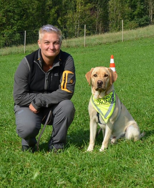 Bettina Wagner aus Wolfpassing bietet mit ihrem Labrador Sam als Therapie-Team professionelle Besuchsdienste an. | Foto: privat