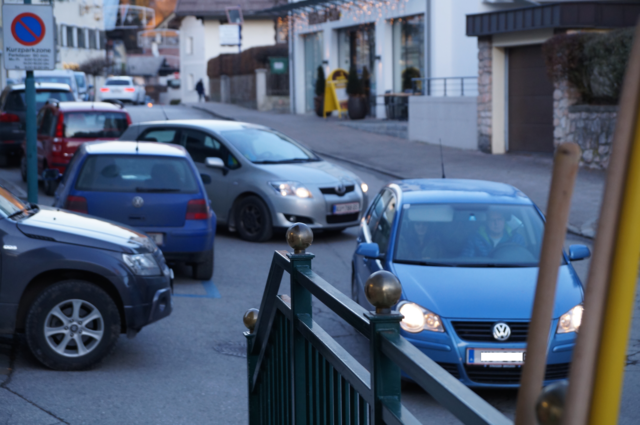 Im Bereich Ezeb/Messner ist es bereits bei normalem Verkehrsaufkommen "eng". Kommt jedoch noch ein Bus dazu oder will jemand abbiegen, steht der gesamte Verkehr.