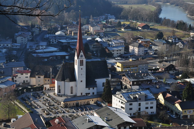 In fast allen Gemeinden gibt es einen Friedhof. Im Bild: Die Brixlegger Pfarrkirche mit Friedhof.