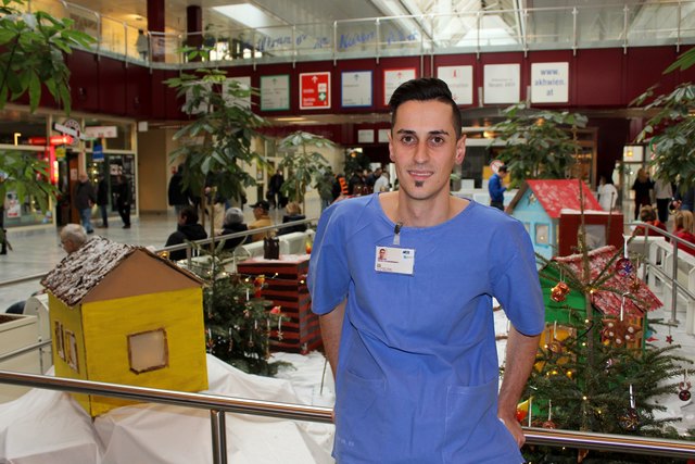 Edvin Iballi ist Diplom Gesundheits- und Krankenpfleger an der Intensivstation 13B1 und hat zu Weihnachten Dienst