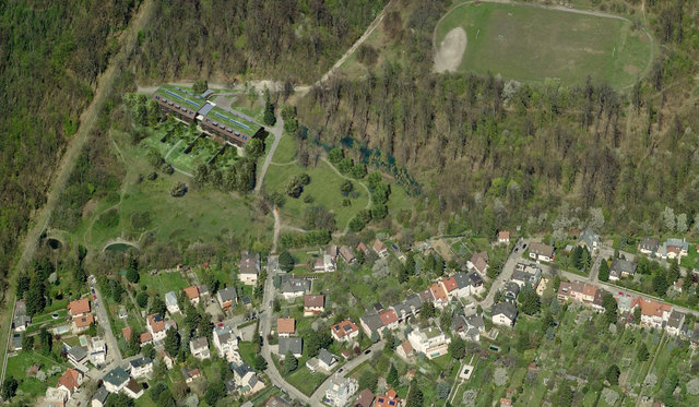 Luftaufnahme der geplanten Reha-Klinik nach Abriss der Franziska-Fast-Anlage (zur Orientierung links ist die Lainzer Tiergarten Mauer)