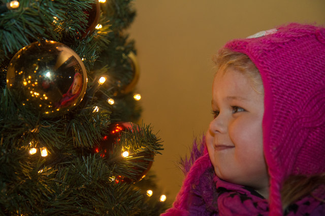 Nicht nur Kinder haben glänzende Augen beim Blick auf den geschmückten Weihnachtsbaum. Auch Erwachsene und ältere Menschen können strahlende Augen bekommen. (Symbolfoto) | Foto: Herbert Tilg
