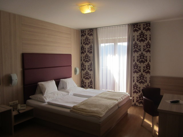 Die neuen Zimmer sind mit Möbeln aus Kernesche und roten Farbakzenten ausgestattet | Foto: KK