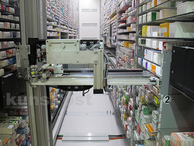 Roboter Robert schlichtet, ordnet, organisiert