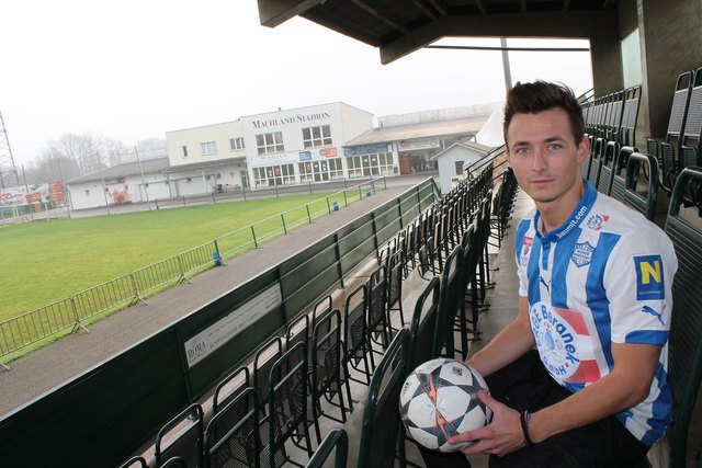 Mario Ebenhofer im Gespräch mit der BezirksRundschau im Machland-Stadion. Bei Union Perg lernte der 23-jährige heutige Profi das Kicken.