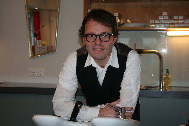 Karl Heinz Wurzer legt in seinem Salon Wert auf eine Freizeitatmosphäre.