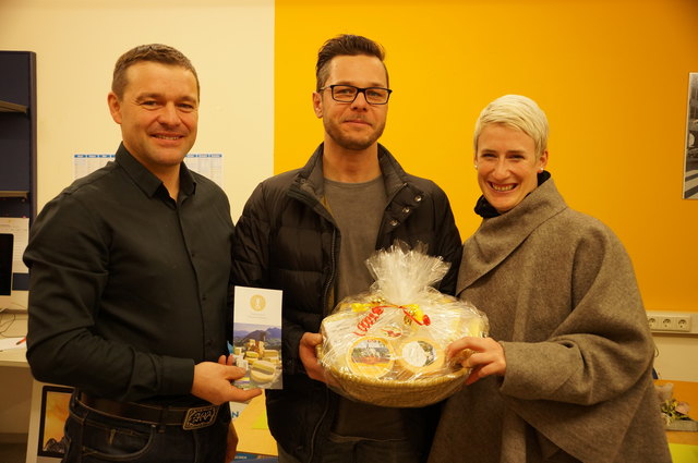Konrad Vorhofer (links) und die Gewinner Bernd und Bianca Strobl mit dem Bio-Geschenkskorb.