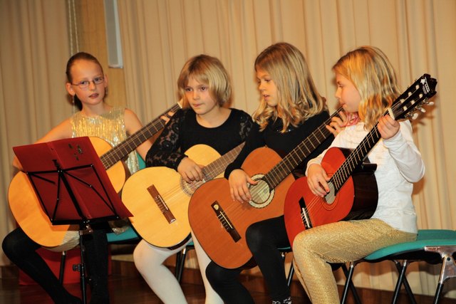 Das Gitarren-Ensemble der Musikschule bezauberte mit Weihnachtsliedern.