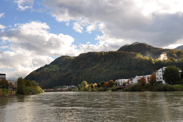 Ufer-Panorama mit bunten Baum- und Strauchwerk im Oktober 2013