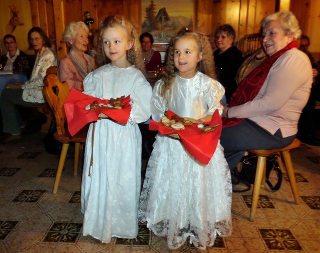 Die "Weihnachtsengerl" Magdalena und Katharina brachten dem zahlreichen Publikum Weihnachtskekse.