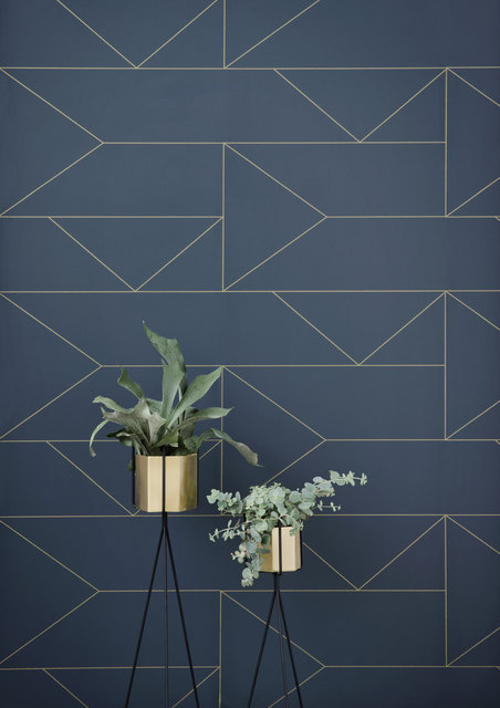 Bronze ist im Trend. Mit diesen Übertöpfen lassen sich Pflanzen perfekt in Szene setzen. | Foto: Ferm Living