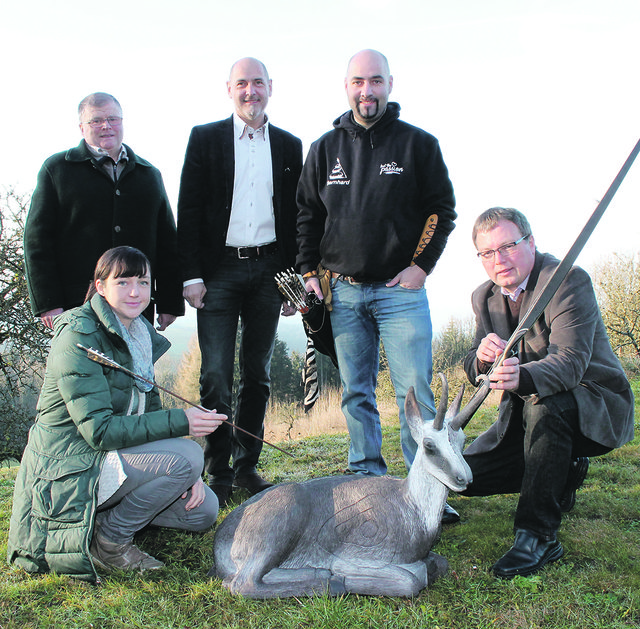 Vo.: Sigrid Gillmayr und Ortschef Adi Hinterhölzl; hi.: Franz Weixlbaumer, Johann Schütz und Bernhard Badegruber (v. l.).