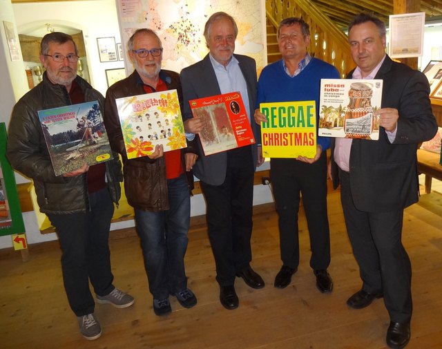 Am Foto von links: Archivar Franz Margreiter, Obmann-Stv. Peter Mader, Otto Praxmarer, Obmann Andre Lindner und Martin Reiter mit Stille-Nacht-Schallplatten aus aller Welt.