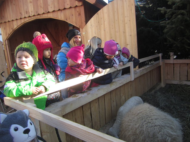 Kindergarten beim Wochenmarkt in Feldkirchen - Feldkirchen