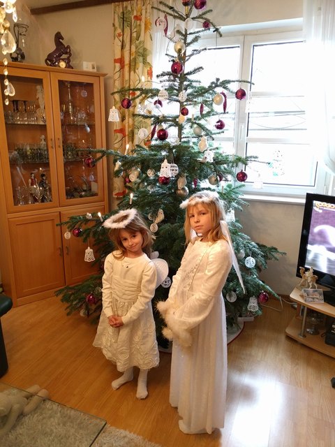 Ánikõ und Katja vorm Christbaum