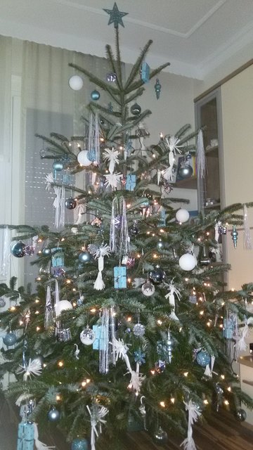 Eisblau/weiß...ganz unter dem Motto "Die Eiskönigin"- Liebling meiner beiden Mädels