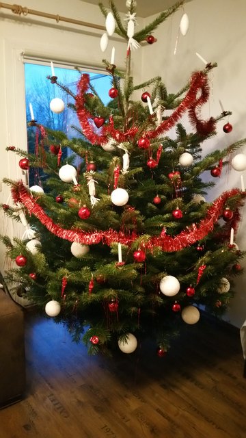mein Weihnachtsbaum mit selbstgebastellten weißen kugeln