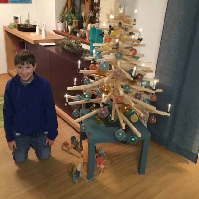Unserem Enkerl Bastian gefällt unser selbstgemachter "Design-Weihnachtsbaum" besonders gut!