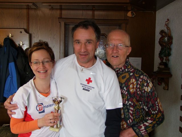Lissy Oberhauser, Sepp Stranig und der Organisator des Rennens Hermann Lederer bei der Siegerehrung (1. Platz in der Mannschaftswertung)