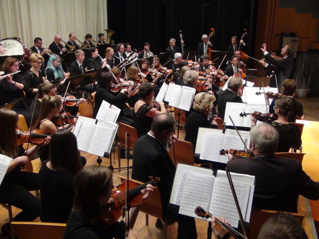 Unter der musikalischen Leitung von Johann Assinger spielte das Orchester schwungvolle Melodien der Strauss-Dynastie und bekannte Lieder von Robert Stolz.