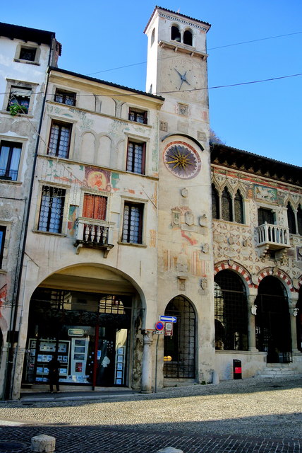 Der romanische Campanile mit seinen 2 Uhren