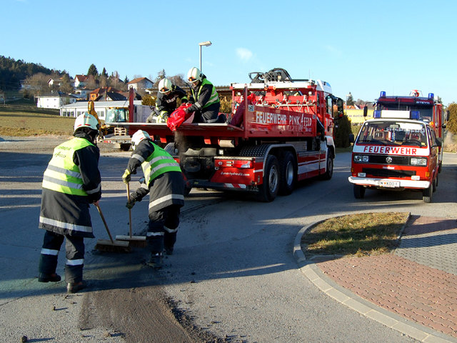 Die Pinkafelder Floriani säuberten die Straße von der Ölspur | Foto: Stadtfeuerwehr Pinkafeld