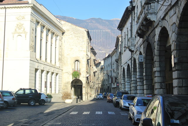 In der sehenswerten Via Martiri della Libertà sin viele Palazzi aus der Gotik und Renaissance zu sehen.
