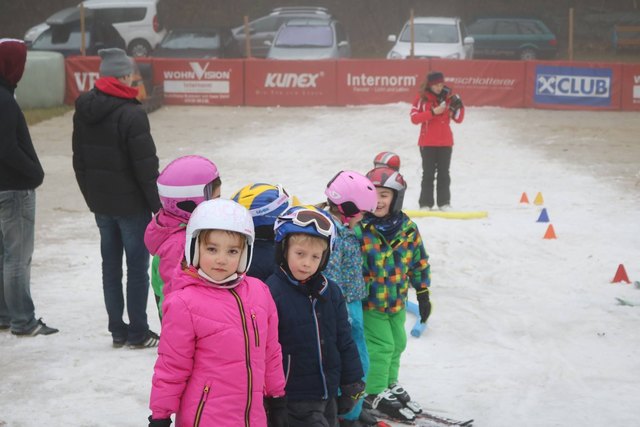 Unter der fachkundigen Anleitung der Schilehrer der Schischule Brandstätter nahmen 16 Burschen und Mädchen am Kinderschikurs in Markt Piesting teil!