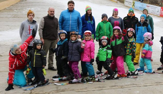 Das Schiwiesenteam freute sich über den gelungenen Anfänger-Schikurs für Kinder auf der Schiwiese in Markt Piesting.