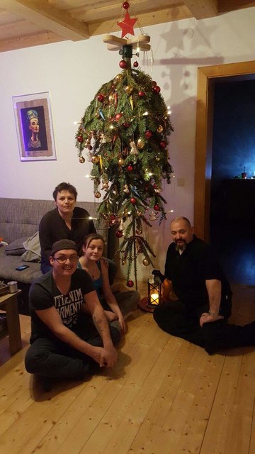 Unser Weihnachtbaum soll zeigen das momentan die ganze Welt Kopf steht und nicht  nur der Weihnachtsbaum