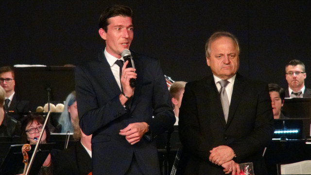 Bgm. Peter Stradner und SOL Obmann Hans Georg Zach begrüßten in der Mehrzweckhalle Wagna die Besucher des Neujahrskonzerts 2016.
