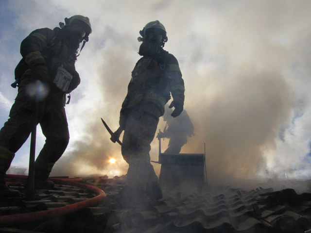 Ein Übergreifen der Flammen auf den Dachstuhl konnte verhindert werden. | Foto: ZOOM-Tirol