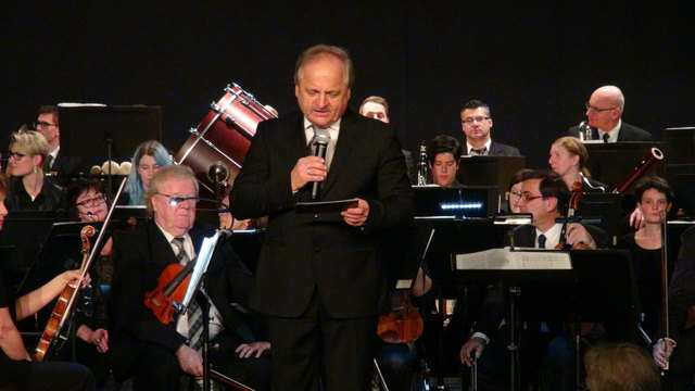 SOL Obmann Hans Georg Zach führte in der Mehrzweckhalle Wagna durch das Programm des Neujahrskonzerts 2016.