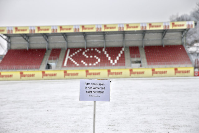 Leichter Schneefall in Kapfenberg, das Hauptfeld im Fekete-Stadion blieb zum Trainingsstart gesperrt. | Foto: GEPA Pictures