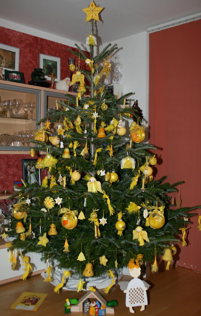 Unser erster gelber Christbaum-viel Bastelarbeit, aber sonnige Stimmung!