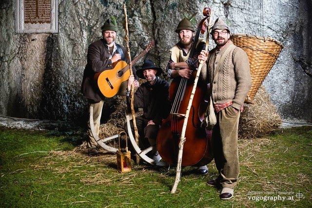 Die Niederbreitenbacher Anklöpfler Paul, Martin, Hannes und Gregor. | Foto: vogography.at