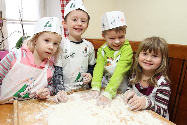Valentina, Leon, Lukas und Leonie (v. l.) zeigten in der Backwerkstatt vollen Einsatz.