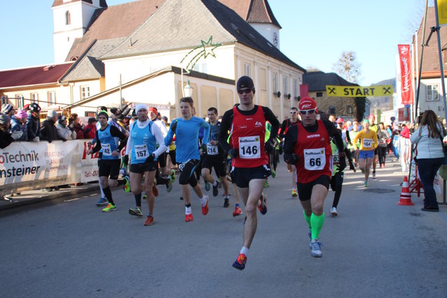 Mit 760 Läufern landete der Silvesterlauf in Gresten einen neuen Teilnehmerrekord. Von Beginn an gab Sieger Klaus Vogl (Nr. 146) den Ton an. | Foto: eisenstrasse.info