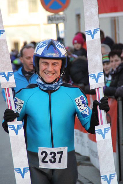 Auch sie gehören zum Silvesterlauf: witzige Kostümierungen. Im Bild „Skiflieger“ Franz Wolmersdorfer aus Gresten. | Foto: eisenstrasse.info